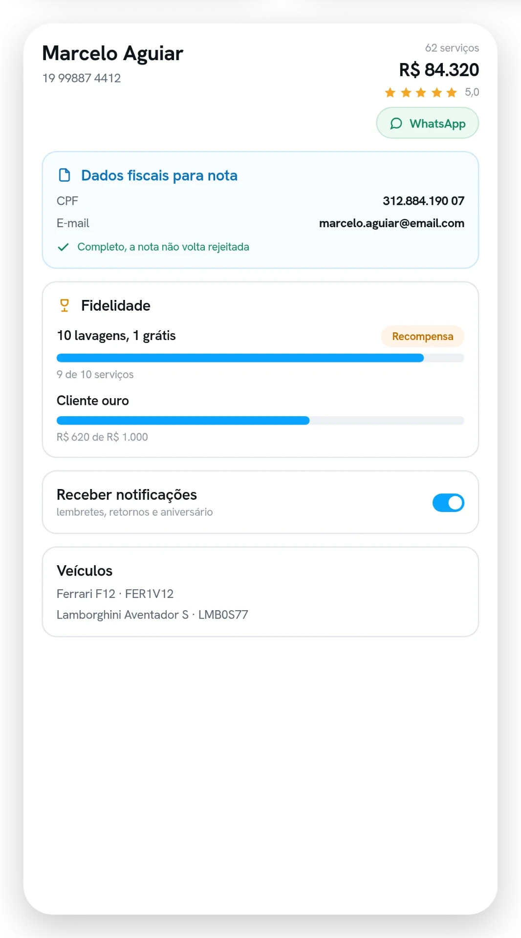 Ficha do cliente com os totais, o botão de WhatsApp, os dados fiscais para nota e o progresso nos programas de fidelidade.