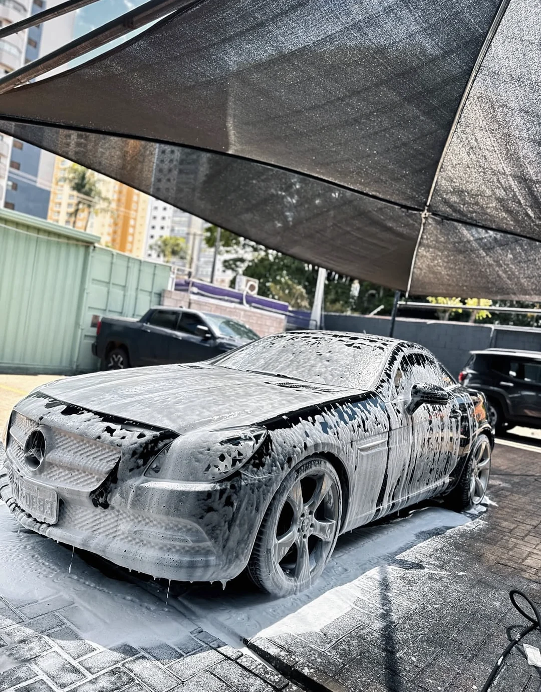 Veículo em lavagem no Lava Rápido das Meninas
